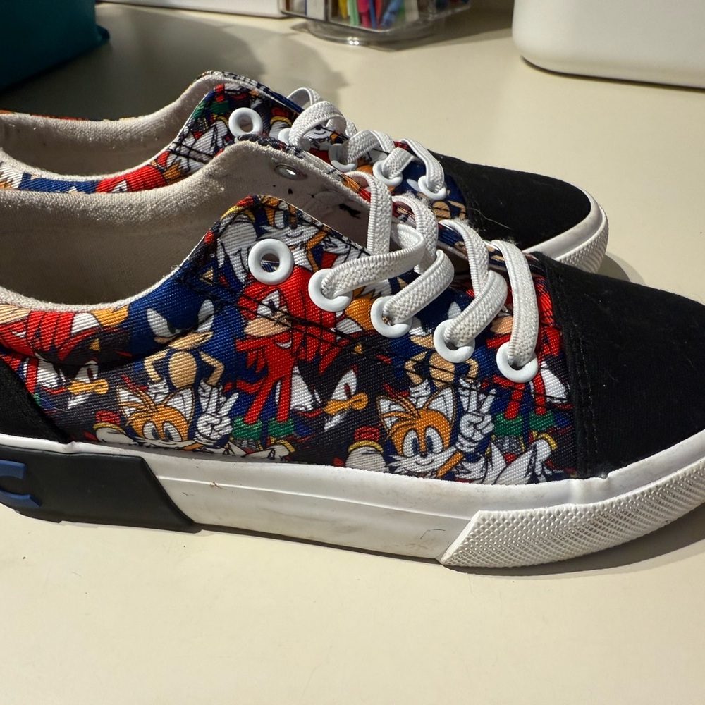 Sonic the Hedgehog Kids Shoes - Black and Multicolor. Size 1